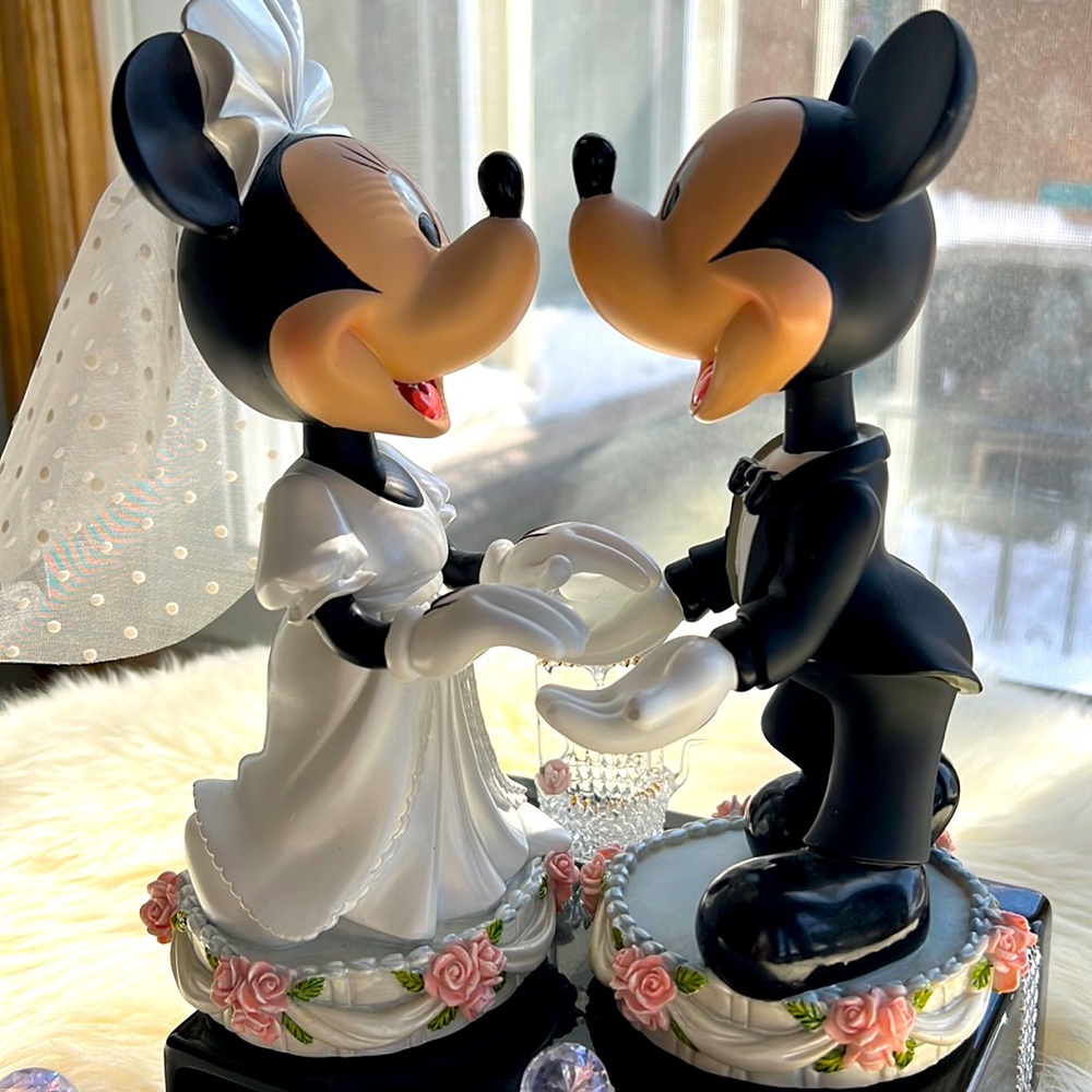 Disney Mickey and Minnie Kissing Gobble Heads Figurines